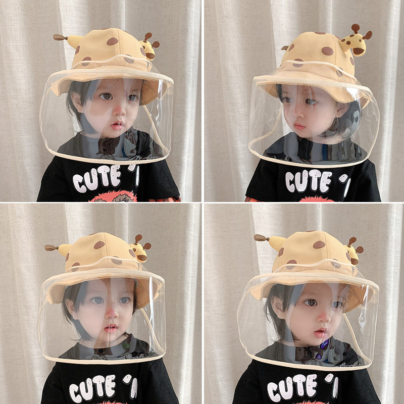 얼굴 방패 마스크와 귀여운 아이 모자