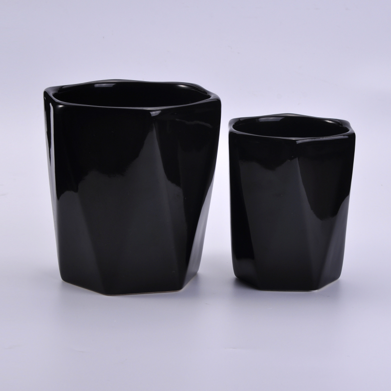 Céramique noire contenant des bougies