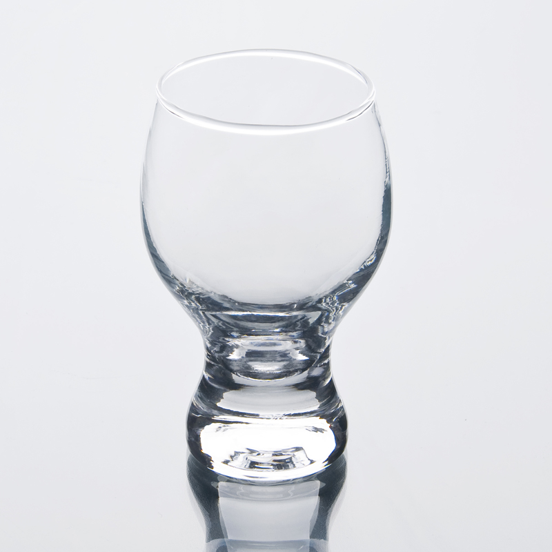 不同的风格的吹制玻璃杯