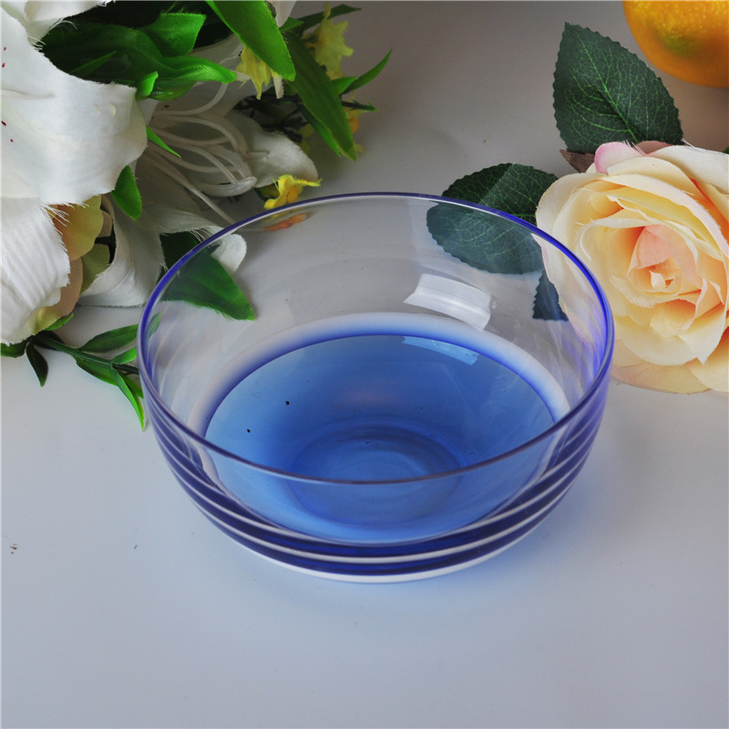 透明で白いガラスのキャンドルホルダーと青色の混合物