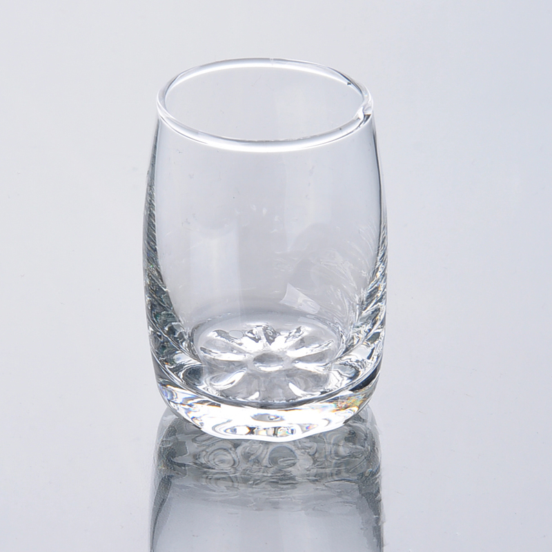 透明なガラスの水カップ