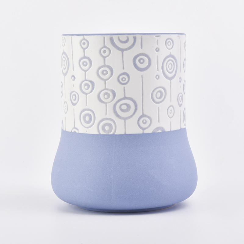 Frasco de vela de cerámica color azul y blanco con patrón único.