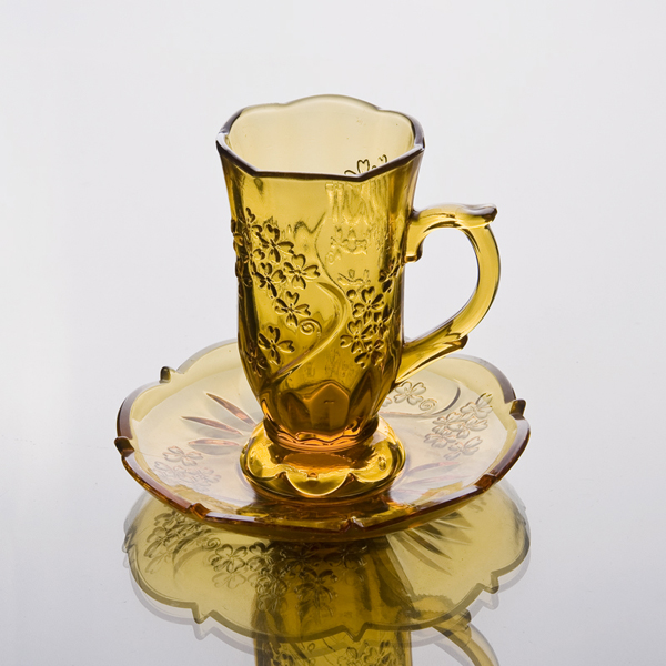 Klasik cawan teh kaca berwarna dengan plat bawah