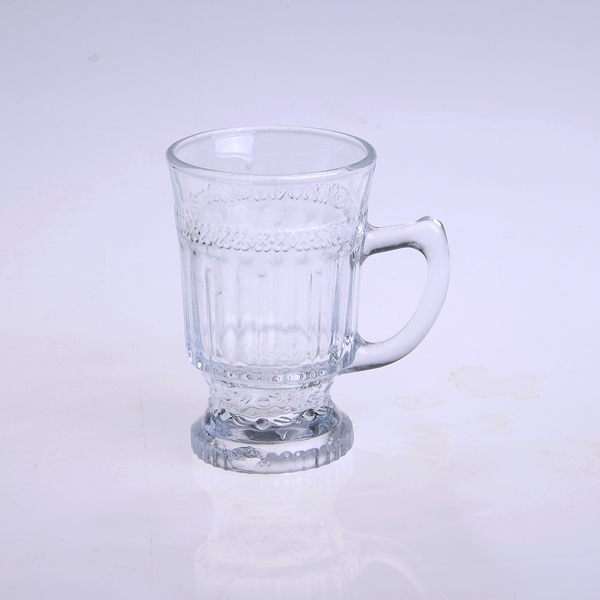 レストランの透明なガラスカップ