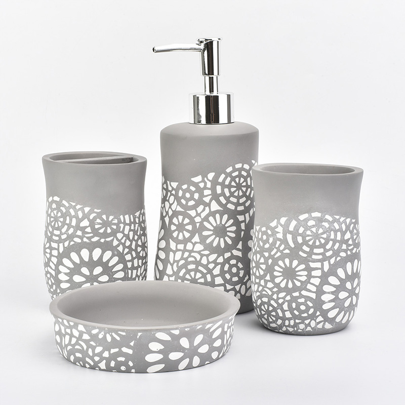 Ensemble de salle de bain en béton couleur gris avec motif de fleurs blanches