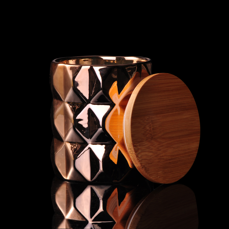 木のふたが付いている大きい容量の青銅色の陶磁器の蝋燭の容器