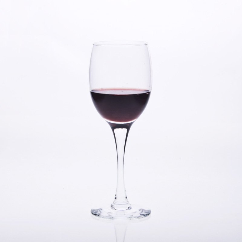 Krystalicznie czysty szklany kielich czerwonego wina
