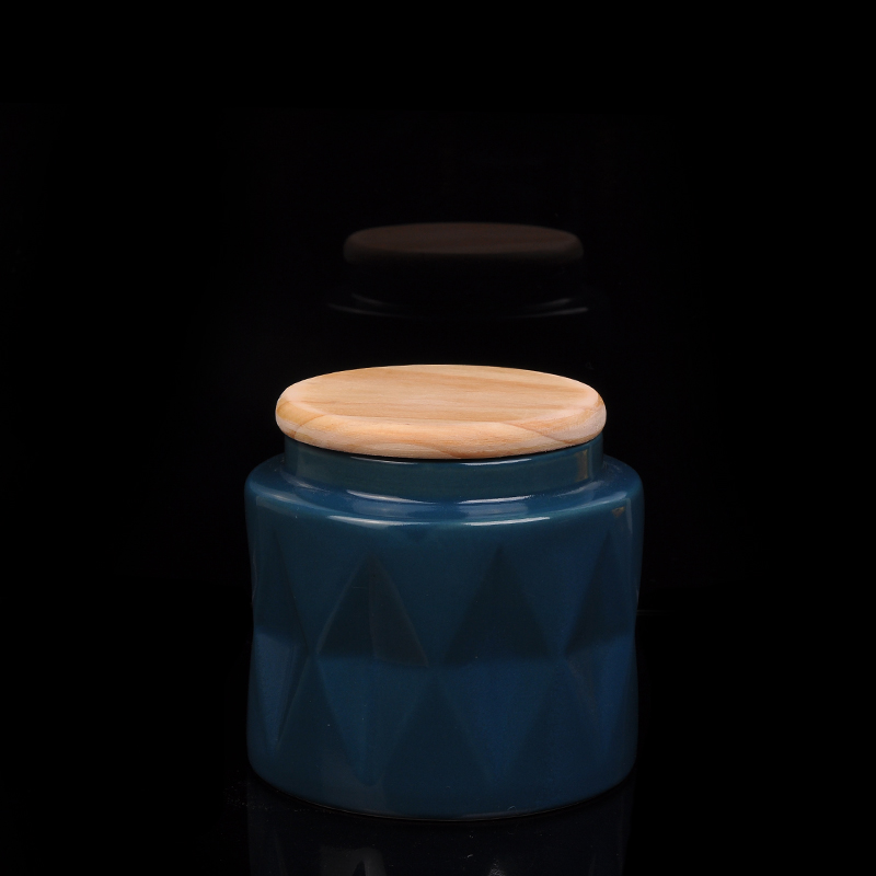 Escuro jarra de vela de cerâmica azul com tampa de madeira