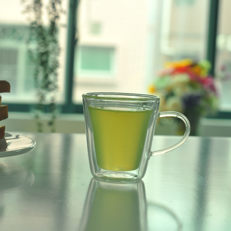 Kaca dinding dua cawan teh
