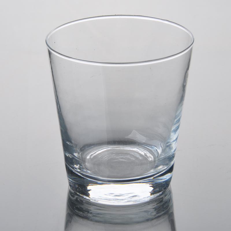 Beber una taza de agua de cristal