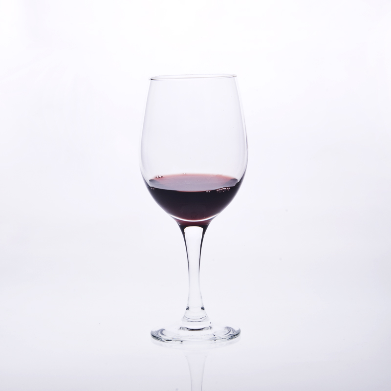 La elegante vaso de vino tinto tallo transparente