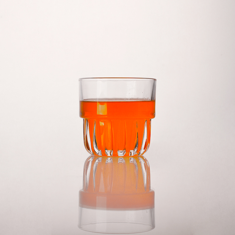 Elegante copo de vidro de whisky branco alto
