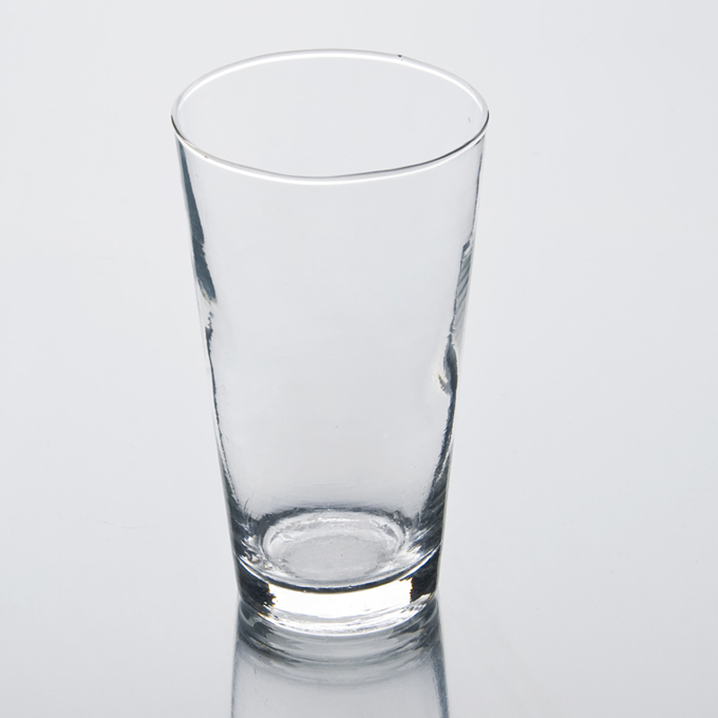 Caliente vaso de agua clara clásico exquisito