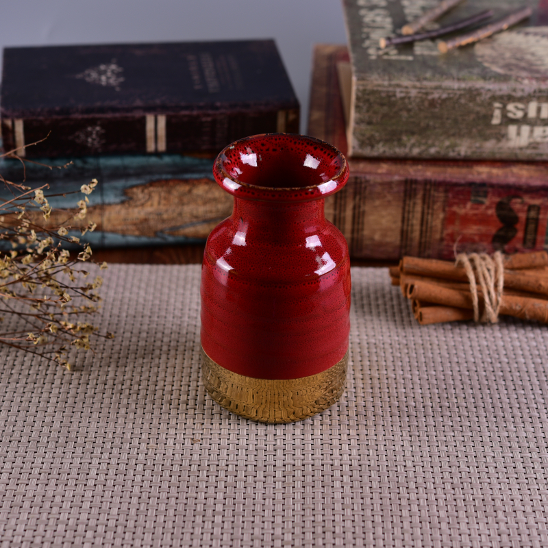 Fantastische rote glasierte goldene galvanisierte keramische Schilfdiffuser-Flasche
