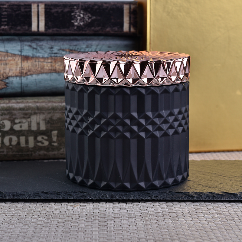 ふたの家の装飾が付いている幾何学的な無光沢の黒い蝋燭の瓶のホールダー