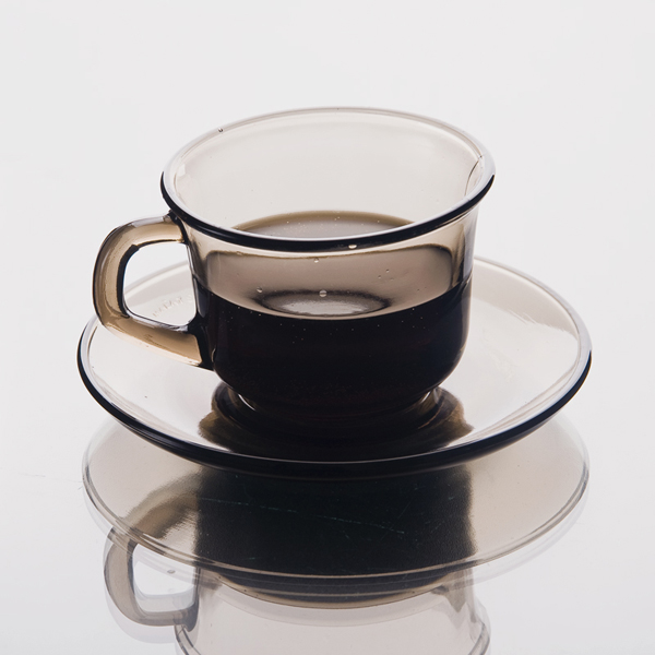 كأس قهوة الزجاج مع الصحن