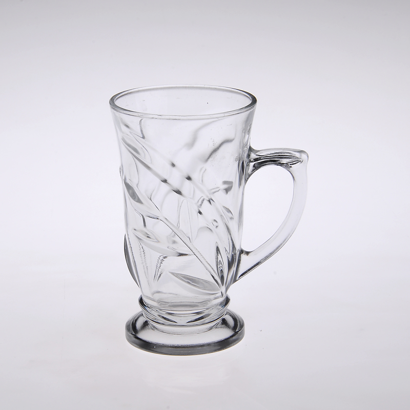 Стеклянная чаша воды с фигурой
