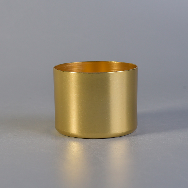 Candelero de vela votiva de metal dorado y aluminio.