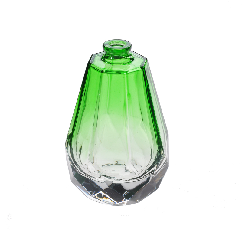 Zielona butelka perfum w sprayu