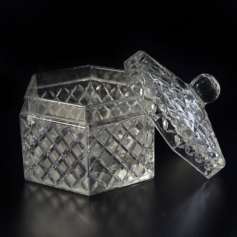 Candeleros de cristal hexagonales lujosos blancos altos con las tapas