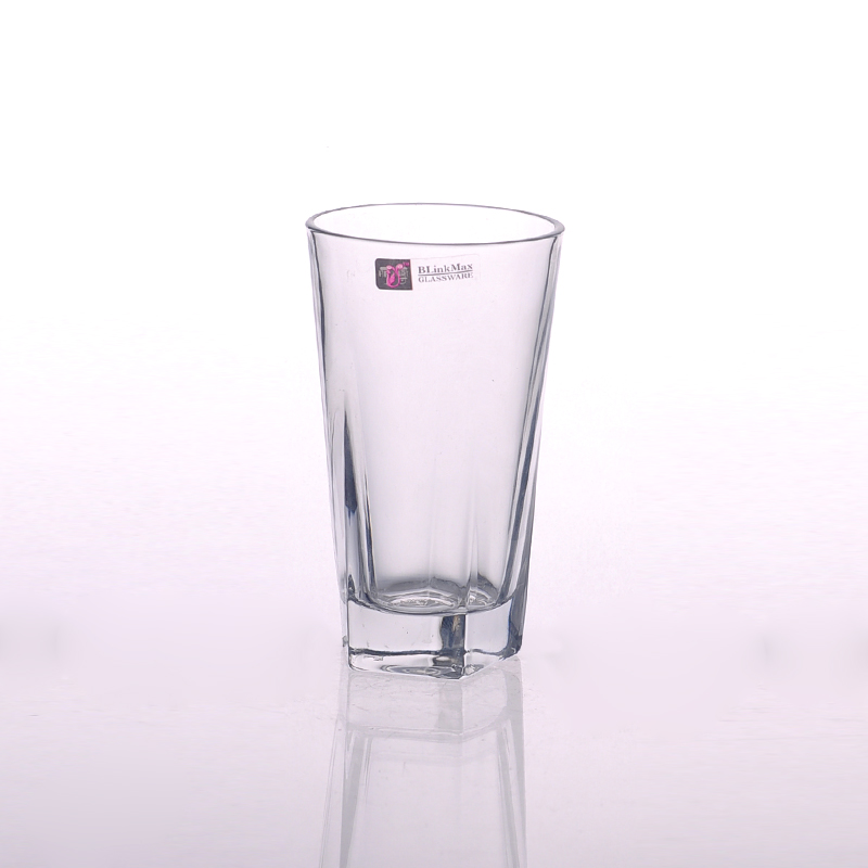 Высокий белый стакан стекло для питья.