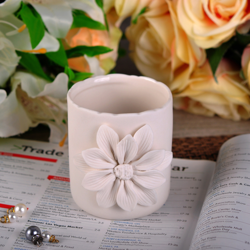 Venta caliente redonda sostenedor de vela de cerámica Cilindro grabado en relieve de la flor blanca