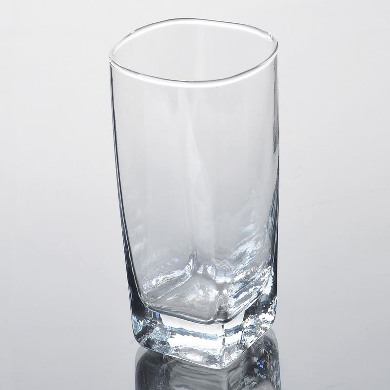 Largo cuerpo agua y jugo de vaso de cristal