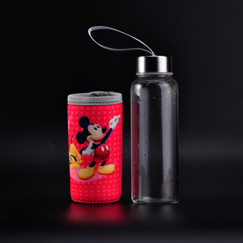 Rendah MOQ Pyrex Glass Water Juice Minum Glass Bottle Dengan Mickey Mouse Sleeve