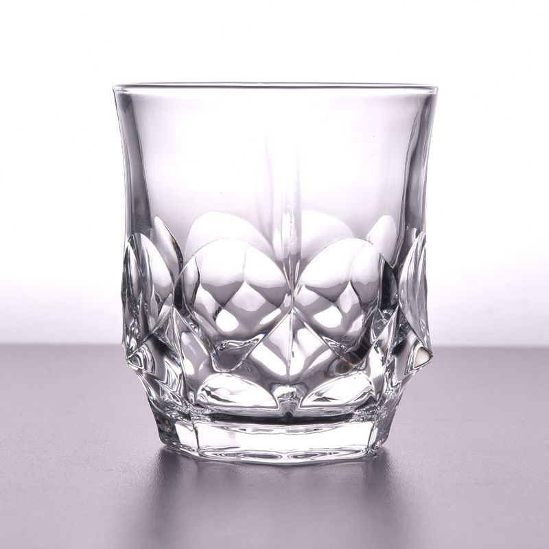 Hoher weißer Whiskyglascup des Luxusdesigns
