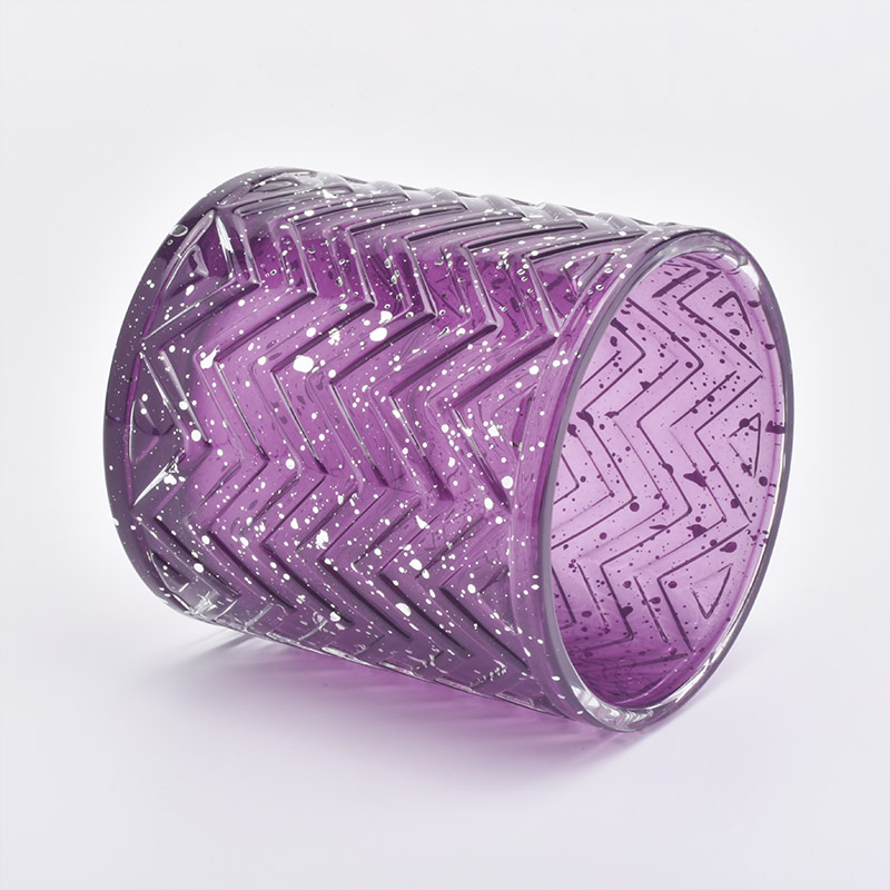 Bougeoir en verre de luxe de couleur violette avec des pots de bougie à pois dorés