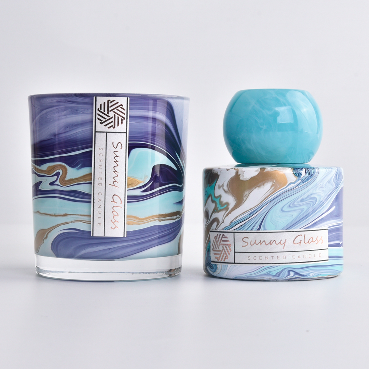 大理石蓝色的空玻璃蜡烛罐和芦苇扩散器瓶装