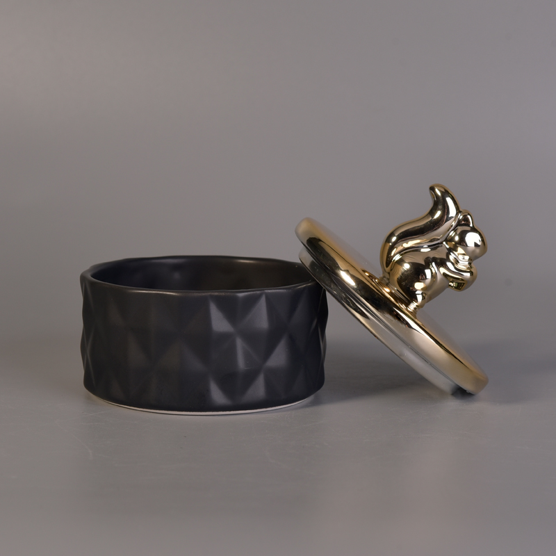 Candela in ceramica nera opaca con motivo goffrato a diamante e coperchio dorato lucido