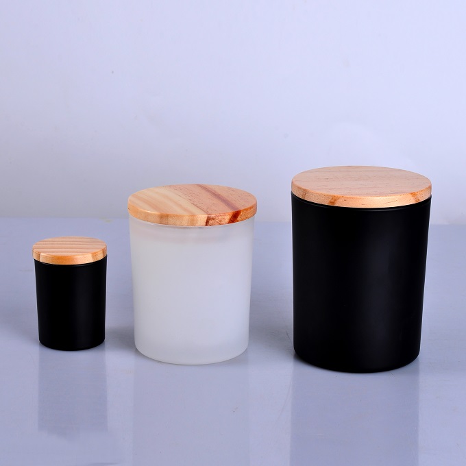 Pot à bougies en verre noir mat avec couvercle en bois