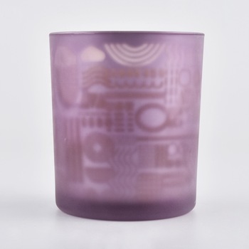 Świecznik szklany z fioletowym sprayem do grawerowania laserowego