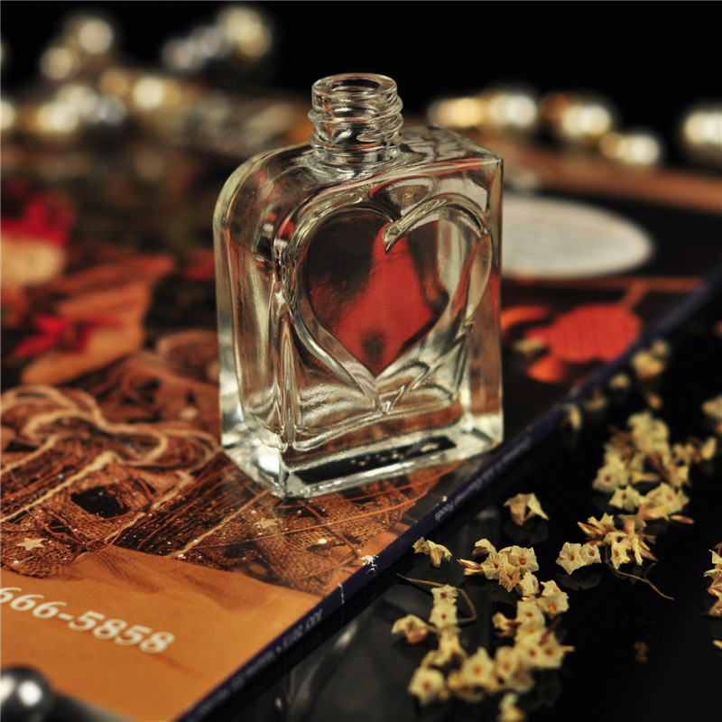 シンプルなデザインのガラスびんアラビア香水
