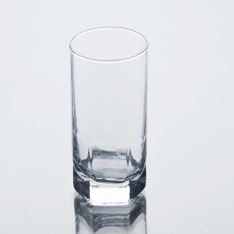 El diseño especial de la taza de cristal de agua