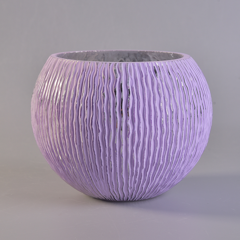 Rociando recipiente de vela de vidrio púrpura para velas