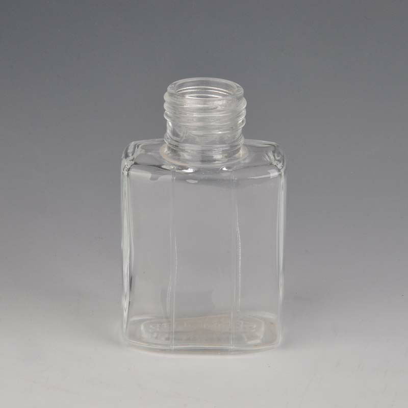 Place verre transparent bouteille d'huile essentielle