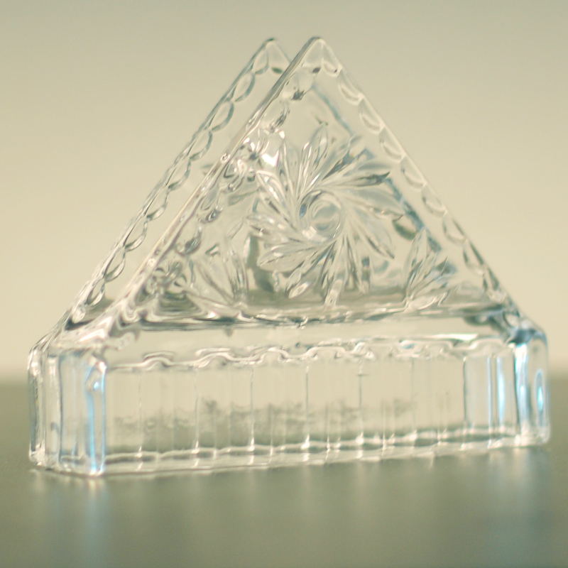 Castiçal de vidro forma de triângulo