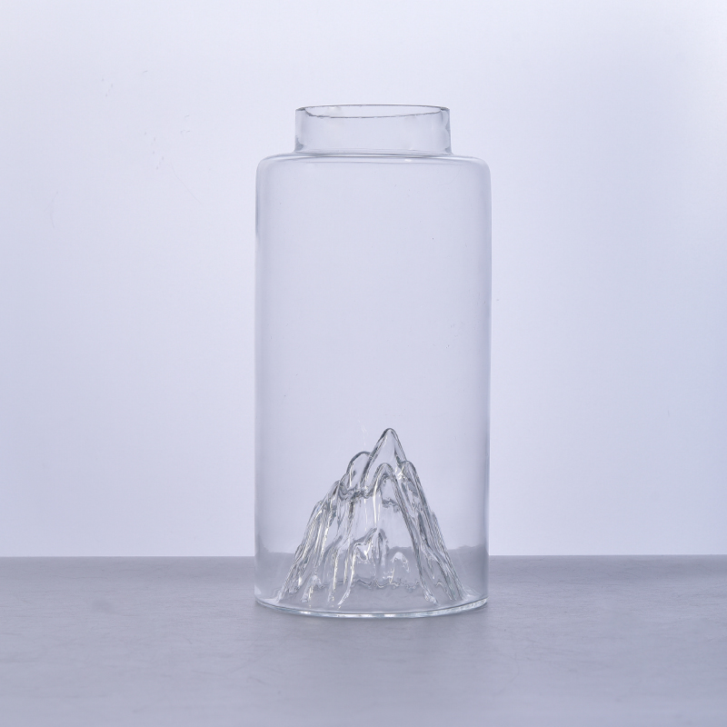 Única botella de vidrio grande con fondo de diseño de montaña