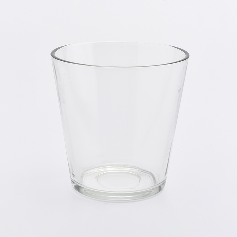 Pusty szklany słoik w kształcie litery V.