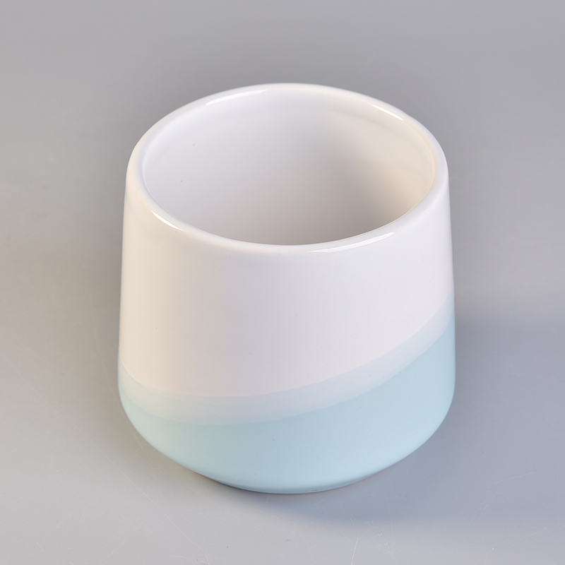 Biały świecznik ceramiczny