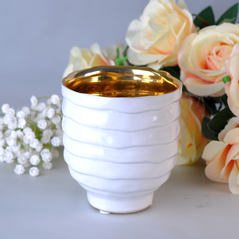 Bianco portacandele in ceramica con oro all'interno