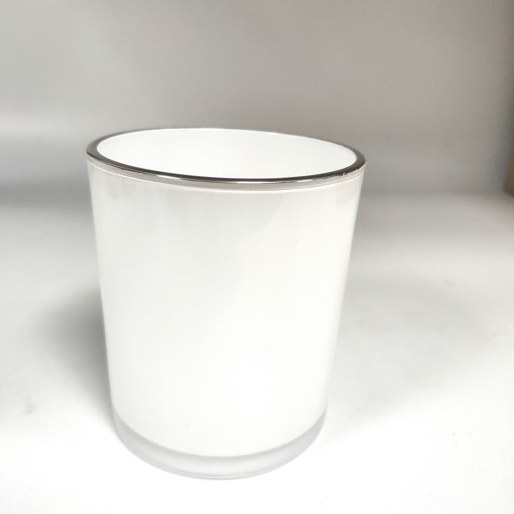 白色玻璃蜡烛罐，有光泽的银色边缘