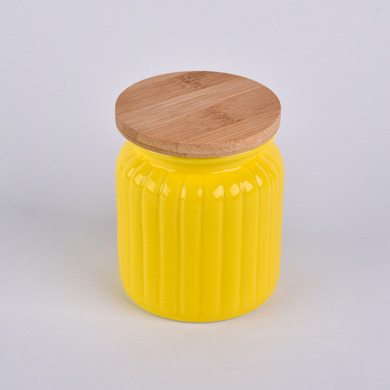 Recipiente cerámico de calabaza amarilla con tapa de madera.