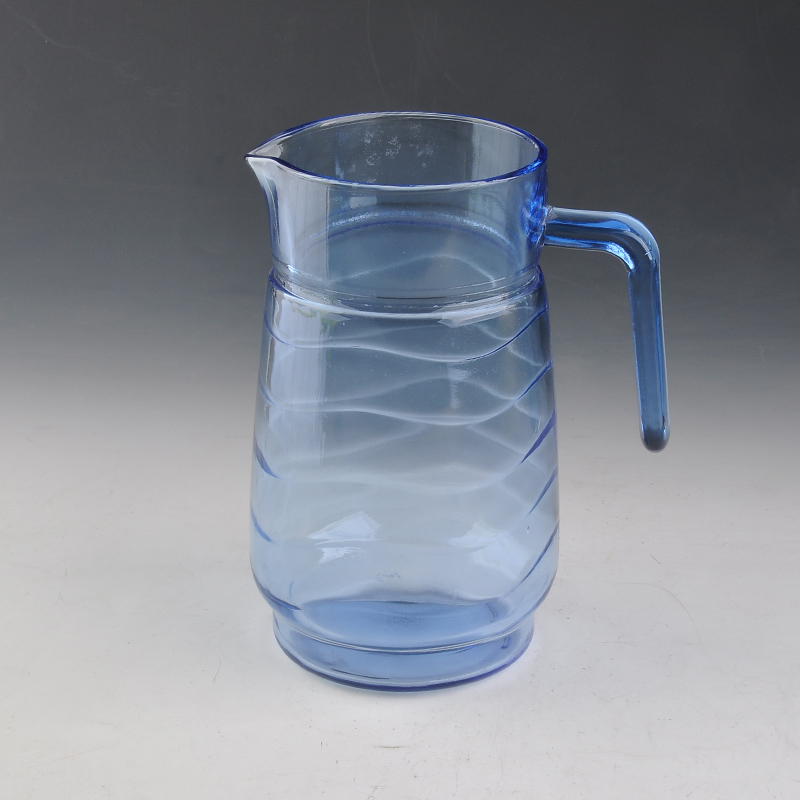 szklany dzbanek wody niebieski