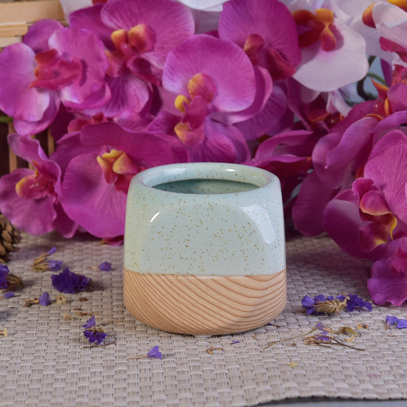 Vaso di candela in ceramica con base in legno