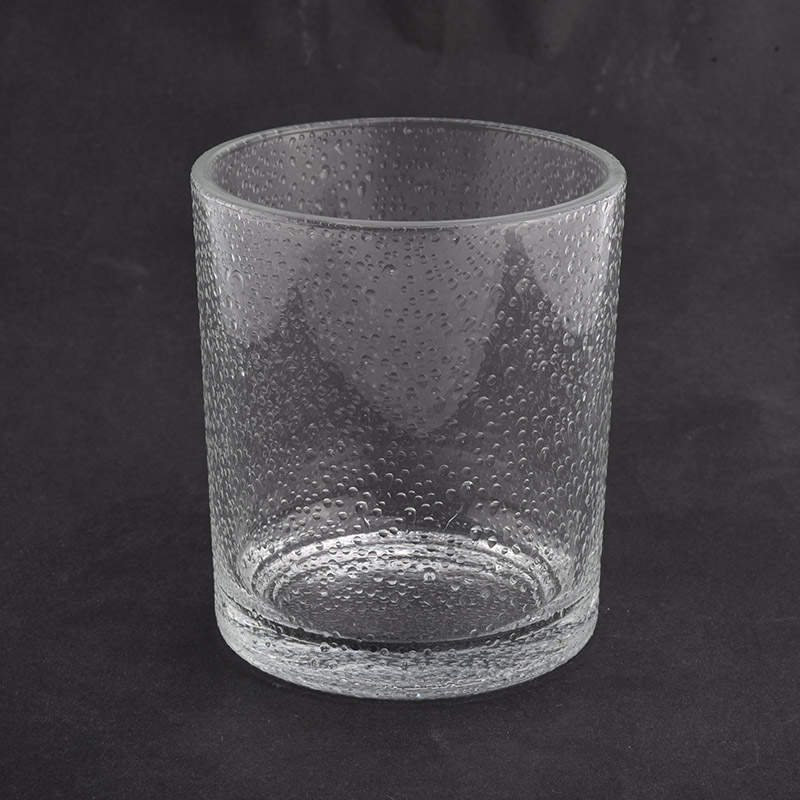 Klares Glaskerzenglas mit Wassertropfen