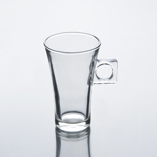 chiaro tazze di vetro con maniglie