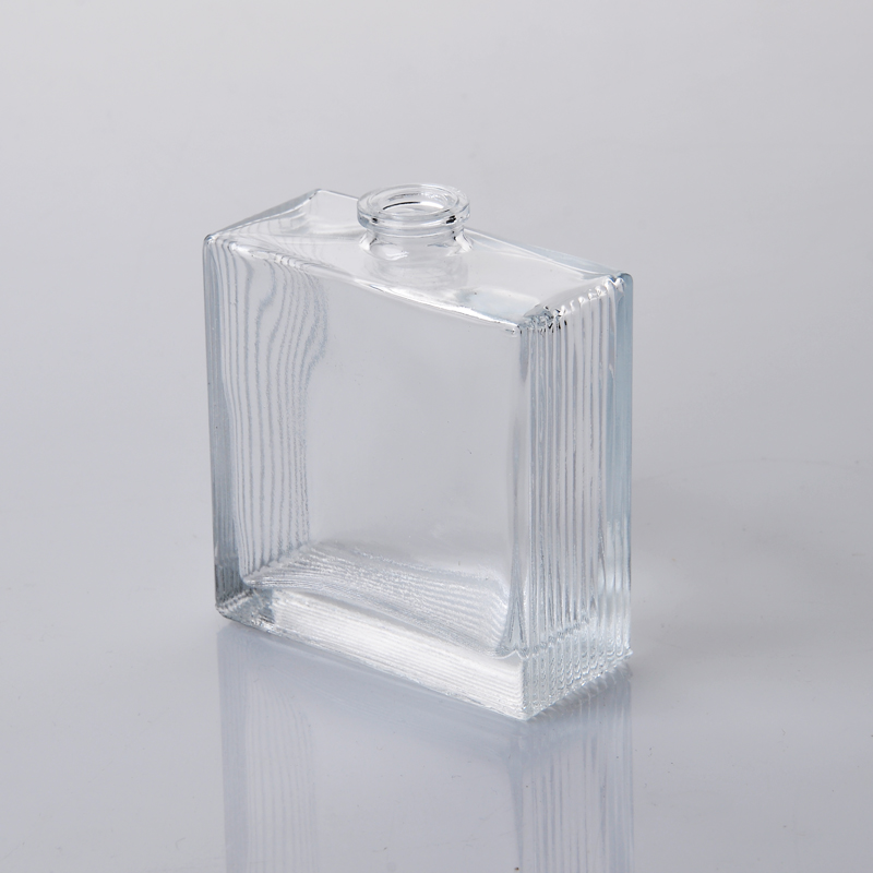 100ミリリットルの透明なガラス製香水瓶